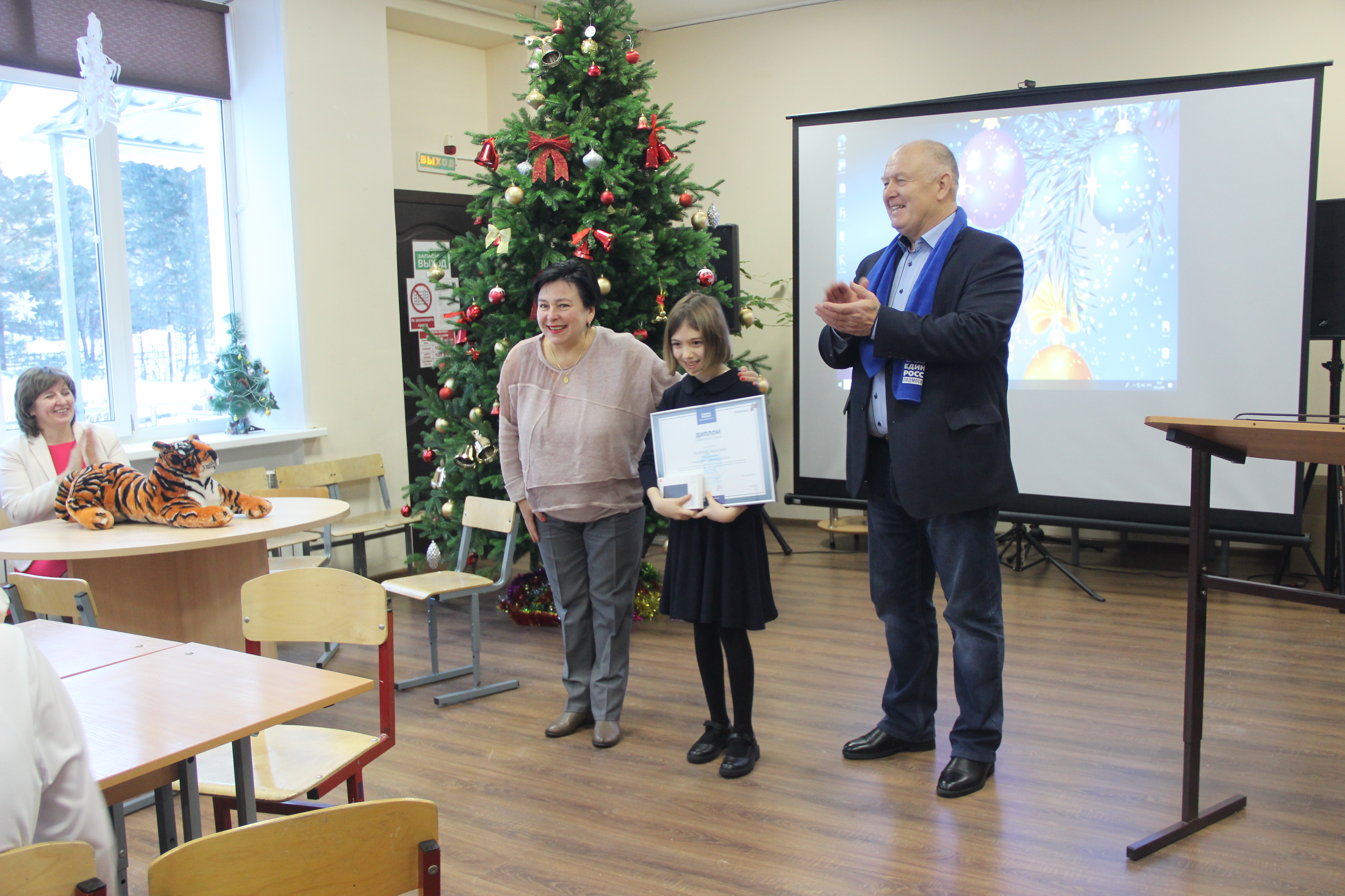 Начальник ТУ Назарьевское поздравил ученицу Назарьевской СОШ с победой в конкурсе
